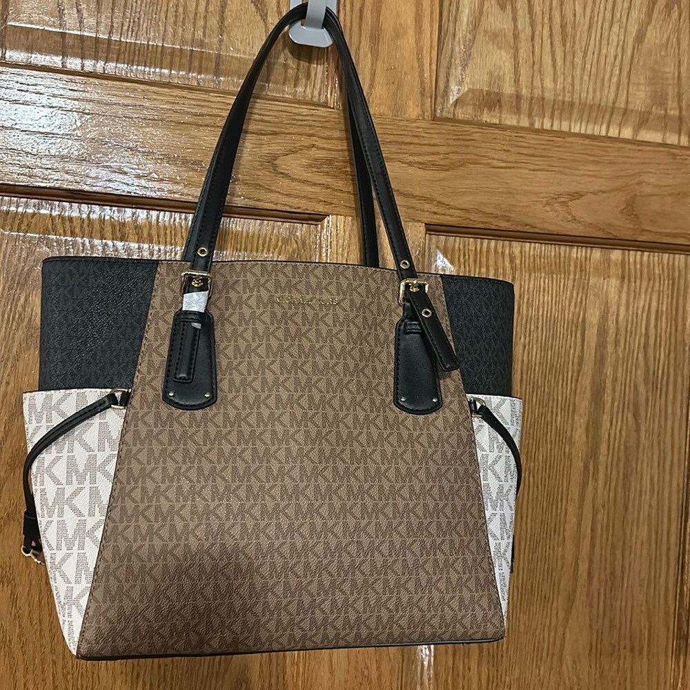 Large sized bag; 14-3/4"W x 11"H x 6-1/4"D 
•